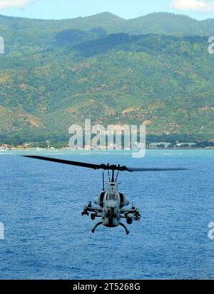 1006207948R-063 DILI, Timore Est (20 giugno 2010) un elicottero AH-1W Super Cobra vola al largo della costa di Dili, Timore Est durante le operazioni di volo a bordo della nave d'assalto anfibio USS Peleliu (LHA 5). I marinai del Peleliu Amphibious Ready Group e i Marines imbarcati dalla 15th Marine Expeditionary Unit (15th MEU) partecipano a Marine Exercise (MAREX) 2010, un esercizio multilaterale che promuove la cooperazione attraverso programmi di azione civica e l'addestramento con Timore Est e i militari australiani. Marina Foto Stock