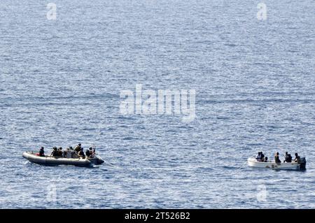 110812YM590-132 GOLFO DI ADEN (12 agosto 2011) i membri di una squadra Visit, board, search and seizure dell'incrociatore missilistico guidato USS Anzio (CG 68) assistono i marinai a bordo di uno skiff nel Golfo di Aden. I marinai fornivano cibo e acqua ai marinai in difficoltà. Anzio è impegnato in una missione di routine nell'area di responsabilità della 5a flotta statunitense. Marina Foto Stock