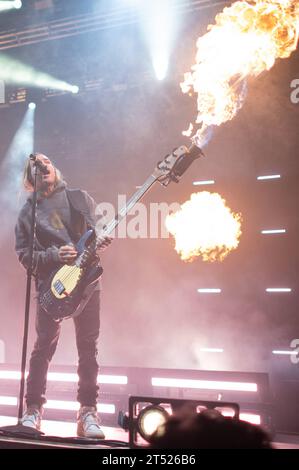 Fall Out Boy Performing in London Rock band Fall Out Boy che si esibisce all'O2 di Londra durante il loro so Much for Tour Dust Tour. Londra The O2 Regno Unito Copyright: XJohnxBarryx JB2 5955 credito: Imago/Alamy Live News Foto Stock