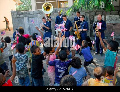 0807139689V-014 DILI, Timor Est (14 luglio 2008) i membri della banda Pacific Fleet intratterranno i bambini in un programma di azione civica ingegneristica della Pacific Partnership presso la Bario Pite Elementary School. Pacific Partnership è un dispiegamento di quattro mesi da parte della nave ospedale USNS Mercy (T-AH-19) del Military Sealift Command per assistere i governi delle nazioni partecipanti con programmi di assistenza medica, dentale e civile. Marina degli Stati Uniti Foto Stock