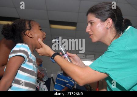 1008277680E-189 LIMON COSTA RICA (27 agosto 2010) il Dr. Darcy Thompson, della Johns Hopkins Medical School, si è imbarcato a bordo della nave d'assalto anfibio polivalente USS Iwo Jima (LHD 7), esamina una ragazza costaricana durante un progetto di servizio medico comunitario promettente 2010. Iwo Jima è in Costa Rica a sostegno della missione di assistenza civile umanitaria promettente 2010. Il personale medico e ingegneristico assegnato imbarcato a bordo di Iwo Jima lavorerà con squadre nazionali partner per fornire assistenza medica, odontoiatrica, veterinaria e ingegneristica in otto nazioni. Marina Foto Stock