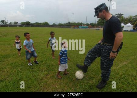 Aiuto, assistenza, promettente 2010, Costa Rica, dentale, ingegneria medica, missione umanitaria di assistenza civile, nave d'assalto anfibio polivalente, marina, US Navy, USS Iwo Jima (LHD 7), veterinaria Foto Stock