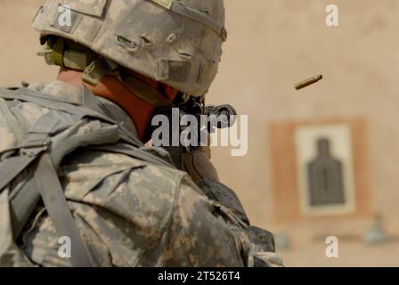 0809226278K-046 FOB FALCON, Iraq (22 settembre 2008) soldati del 3rd Platoon, Delta Company, schierati con Echo Company, 4th Infantry Division, partecipano ad un addestramento Raider Bayonet presso la base operativa avanzata Falcon. Marina degli Stati Uniti Foto Stock