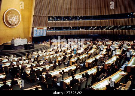 Ministro degli affari esteri israeliano Abba Eban che parla all'Assemblea generale, Nazioni Unite, New York, New York, USA, Bernard Gotfryd, 27 giugno 1967 Foto Stock