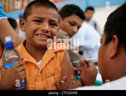 1008224153W-348 LIMON, Costa Rica (22 agosto 2010) Un ragazzo costaricano riceve un colpo da un'infermiera costaricana durante un evento di servizio alla comunità Pacific Partnership 2010. La nave d'assalto anfibio polivalente USS Iwo Jima (LHD 7) è in visita al porto di Limon e conduce la missione di assistenza civile umanitaria Promise 2010. Il personale medico e ingegneristico assegnato imbarcato a bordo di Iwo Jima lavorerà con squadre nazionali partner per fornire assistenza medica, odontoiatrica, veterinaria e ingegneristica in otto nazioni diverse. Marina Foto Stock