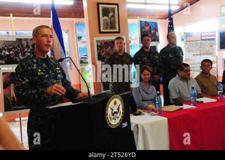 1008211531D-232 LIMON, Costa Rica (21 agosto 2010) il capitano Thomas Negus, commodoro di Continuing Promise 2010 fa commenti durante la cerimonia di apertura della fase Costa Rica di Continuing Promise 2010. La nave d'assalto anfibio polivalente USS Iwo Jima (LHD 7) è in visita al porto di Limon e conduce la missione umanitaria di assistenza civica promettente. Il personale medico e ingegneristico assegnato imbarcato a bordo di Iwo Jima lavorerà con squadre nazionali partner per fornire assistenza medica, odontoiatrica, veterinaria e ingegneristica in otto nazioni diverse. Marina Foto Stock