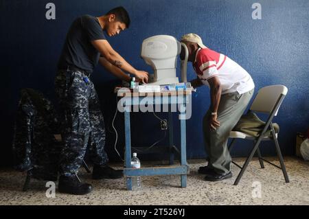 Aid, servizio comunitario, promettente 2010, HCA, missione umanitaria di assistenza civica, nave d'assalto anfibio multiuso, marina, Marina degli Stati Uniti, USS Iwo Jima (LHD 7) Foto Stock