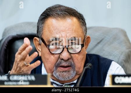 Washington, Stati Uniti. 2 novembre 2023. Il rappresentante degli Stati Uniti Raul Grijalva (D-AZ) parla all'audizione del Comitato per l'energia e le risorse naturali della camera presso il Campidoglio degli Stati Uniti. Credito: SOPA Images Limited/Alamy Live News Foto Stock