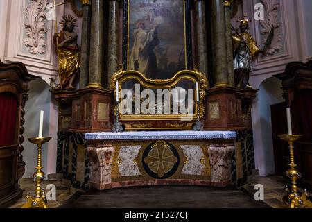 Catacombe nella basilica collegiata di Waldsassen. Le grandi reliquie provengono dalle catacombe di Roma. Nel XVII secolo, furono principalmente monasteri della Germania meridionale, dell'Austria e della Svizzera ad acquistare i prestigiosi scheletri, attribuiti ai primi martiri cristiani. Waldsassen, Germania Foto Stock