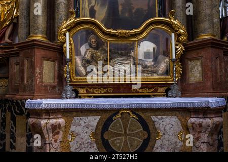 Catacombe nella basilica collegiata di Waldsassen. Come promessa di gloria celeste, le ossa di Roma erano adornate con magnifici indumenti. Waldsassen, Germania Foto Stock