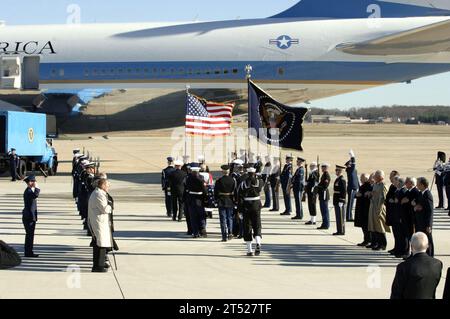 0701020194 38C-114 Andrews Air Force base, Md. (2 gennaio 2007) Р i membri della Ceremonial Honor Guard portano lo scrigno dell'ex presidente Gerald R. Ford, presidente degli Stati Uniti come Andrews Air Force base, MD, saluto finale all'ex presidente durante una cerimonia di partenza militare in suo onore. Ford morì nella sua casa di Rancho Mirage, California, dicembre 26, all'età di 93 anni. Un servizio privato di sepoltura è previsto per il 3 gennaio presso il Gerald R. Ford Presidential Museum a Grand Rapids, Mich. U.S. Air Force Foto Stock