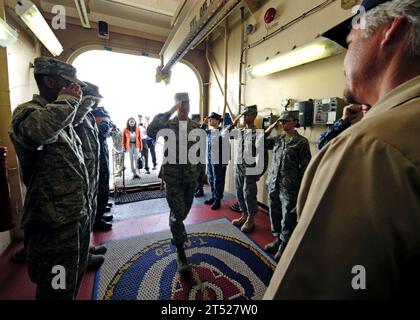 110707EP471-001 PUERTO QUETZAL, Guatemala (7 luglio 2011) il generale dell'Air Force Douglas Fraser saluta il comandante civile capitano Randall Rockwood, assegnato alla nave ospedaliera Military Sealift Commmand USNS comfort (T-AH 20), mentre si imbarca sulla nave per un tour durante la promessa continua 2011. La promessa continua è una missione di assistenza umanitaria di cinque mesi nei Caraibi, Centro e Sud America. Marina Foto Stock