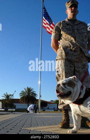 0907023289E-100 ROTA, Spagna (2 luglio 2009) Marine Corporal Dustin Shanle Fleet Anti-Terrorism Security Team (FAST), Company Europe si trova di fronte alla stazione navale di Rota Spain, flagpole con la mascotte della compagnia ТMonsterУ durante la cerimonia annuale di innalzamento della bandiera. Mentre alzare la bandiera è un evento quotidiano nelle basi militari statunitensi di tutto il mondo, a causa dell'accordo per la cooperazione alla difesa, la stazione navale di Rota è autorizzata a battere la bandiera degli Stati Uniti solo con il permesso speciale dell'ammiraglio in capo spagnolo. Marina Foto Stock