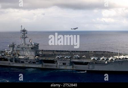 110606GZ277-038 PACIFIC OCEAN (6 giugno 2011) un EA-6B Prowler assegnato all'Electronic Attack Squadron (VAQ) 134 vola sopra la portaerei classe Nimitz USS Carl Vinson (CVN 70) durante una dimostrazione di potenza aerea. Carl Vinson e Carrier Air Wing (CVW) 17 sono in corso nell'area di responsabilità della 3rd Fleet degli Stati Uniti. Marina Foto Stock