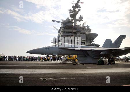 110714CH661-257 OCEANO ATLANTICO (14 luglio 2011) un F/A-18E Super Hornet assegnato al Knighthawks of Strike Fighter Squadron (VFA) 136 lancia dalla portaerei USS Enterprise (CVN 65) durante una dimostrazione di potenza aerea come parte di una crociera tigre. Enterprise ha imbarcato 1.500 amici e familiari sulla strada per homeport alla Naval Station Norfolk dopo un dispiegamento di 6 mesi. Marina Foto Stock