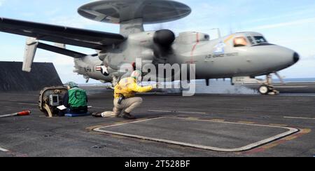 1102015685W-066 ATLANTIC OCEAN, (2 febbraio 2011) un e-2D Advanced Hawkeye assegnato all'Air test and Evaluation Squadron (VX) 20 fa il suo primo decollo a bordo della portaerei USS Harry S. Truman (CVN 75). Il modello ТDУ è a bordo di Harry S. Truman per il test di idoneità del vettore prima della consegna alla flotta. Harry S. Truman sostiene le qualifiche della portaerei di squadra per la sostituzione della flotta. Marina Foto Stock