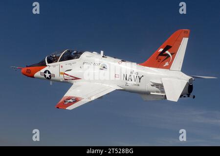 110824ZZ999-001 PATUXENT RIVER, Md. (24 agosto 2011) Un aereo da addestramento T-45C Goshawk assegnato al Salty Dogs of Air test and Evaluation Squadron (VX) 23 conduce un volo di prova utilizzando una miscela di biocarburante di jet FUEL JP-5 e camelina a base vegetale. (Marina degli Stati Uniti Foto Stock