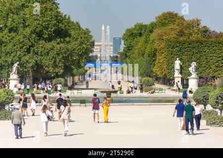 Jardin des Tuileries (Giardino delle Tuileries), mostra lo stagno Grand Bassin Rond, 1° arrondissement, Parigi, Île-de-France, Francia Foto Stock