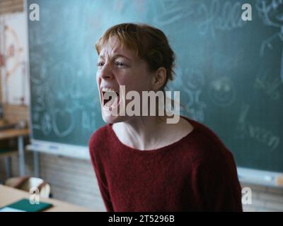 DATA DI USCITA: 22 ottobre 2023 TITOLO: The Teachers' Lounge aka Das Lehrerzimmer. STUDIO: Alamode Film. DIRETTORE: Ilker Catak. TRAMA: Quando uno dei suoi studenti è sospettato di furto, l'insegnante Carla Nowak decide di andare in fondo alla questione. Intrappolata tra i suoi ideali e il sistema scolastico, le conseguenze delle sue azioni minacciano di romperla. PROTAGONISTA: LEONIE BENESCH nel ruolo di Carla Nowak. (Immagine di credito: © Alamode Film/Entertainment Pictures/ZUMAPRESS.com) SOLO PER USO EDITORIALE! Non per USO commerciale! Foto Stock