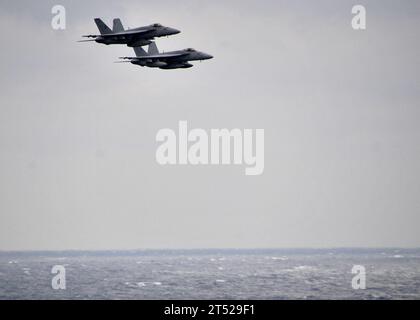 1002134774B-026 ATLANTIC OCEAN (13 febbraio 2010) due F/A-18E Super Hornets assegnati ai Sunliners of Strike Fighter Squadron (VFA) 81 volano in formazione sulla portaerei classe Nimitz USS Carl Vinson (CVN 70). Carl Vinson parteciperà a Southern Seas 2010 come parte di un turno di homeport programmato. Marina Foto Stock