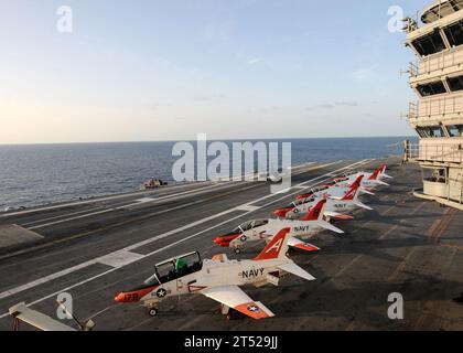 1007188913A-018 ATLANTIC OCEAN (18 luglio 2010) T-45C Goshawk velivolo da addestramento assegnato al Training Wing (TRAWING) 1 e 2 linee il ponte di volo a bordo della portaerei USS George H.W. Bush (CVN 77). George H.W. Bush sta conducendo un addestramento nell'Oceano Atlantico. Marina Foto Stock