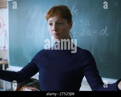 DATA DI USCITA: 22 ottobre 2023 TITOLO: The Teachers' Lounge aka Das Lehrerzimmer. STUDIO: Alamode Film. DIRETTORE: Ilker Catak. TRAMA: Quando uno dei suoi studenti è sospettato di furto, l'insegnante Carla Nowak decide di andare in fondo alla questione. Intrappolata tra i suoi ideali e il sistema scolastico, le conseguenze delle sue azioni minacciano di romperla. PROTAGONISTA: LEONIE BENESCH nel ruolo di Carla Nowak. (Immagine di credito: © Alamode Film/Entertainment Pictures/ZUMAPRESS.com) SOLO PER USO EDITORIALE! Non per USO commerciale! Foto Stock