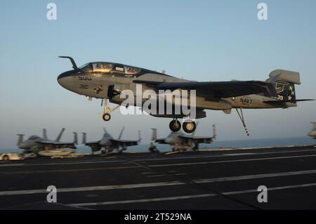 0910103038W-626 INDIAN OCEAN (10 ottobre 2009) un EA-6B Prowler, assegnato ai Black Ravens of Tactical Electronic Attack Squadron (VAQ) 135, atterra sul ponte di volo a bordo della portaerei USS Nimitz (CVN 68). Il Nimitz Carrier Strike Group è in fase di distribuzione di routine nella regione. Le operazioni nell'area operativa della 5th Fleet degli Stati Uniti si concentrano sul rassicurare i partner regionali dell'impegno degli Stati Uniti per la sicurezza, che promuove la stabilità e la prosperità globale. Marina Foto Stock