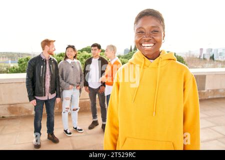 Ritratto di una ragazza nera che guarda la fotocamera. Giallo Foto Stock