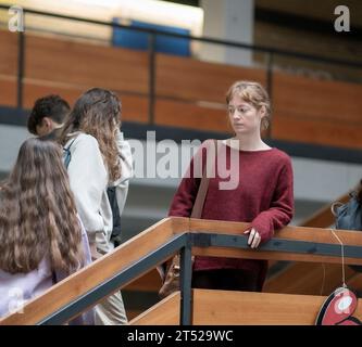 DATA DI USCITA: 22 ottobre 2023 TITOLO: The Teachers' Lounge aka Das Lehrerzimmer. STUDIO: Alamode Film. DIRETTORE: Ilker Catak. TRAMA: Quando uno dei suoi studenti è sospettato di furto, l'insegnante Carla Nowak decide di andare in fondo alla questione. Intrappolata tra i suoi ideali e il sistema scolastico, le conseguenze delle sue azioni minacciano di romperla. PROTAGONISTA: LEONIE BENESCH nel ruolo di Carla Nowak. (Immagine di credito: © Alamode Film/Entertainment Pictures/ZUMAPRESS.com) SOLO PER USO EDITORIALE! Non per USO commerciale! Foto Stock