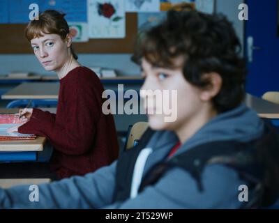 DATA DI USCITA: 22 ottobre 2023 TITOLO: The Teachers' Lounge aka Das Lehrerzimmer. STUDIO: Alamode Film. DIRETTORE: Ilker Catak. TRAMA: Quando uno dei suoi studenti è sospettato di furto, l'insegnante Carla Nowak decide di andare in fondo alla questione. Intrappolata tra i suoi ideali e il sistema scolastico, le conseguenze delle sue azioni minacciano di romperla. PROTAGONISTA: LEONIE BENESCH nel ruolo di Carla Nowak, LEO STETTNISCH nel ruolo di Oskar. (Immagine di credito: © Alamode Film/Entertainment Pictures/ZUMAPRESS.com) SOLO PER USO EDITORIALE! Non per USO commerciale! Foto Stock