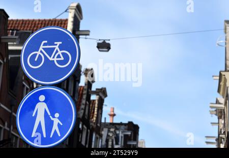 Un angolo di strada trafficata in un paesaggio urbano, con una varietà di segnali stradali visibili Foto Stock