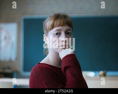 DATA DI USCITA: 22 ottobre 2023 TITOLO: The Teachers' Lounge aka Das Lehrerzimmer. STUDIO: Alamode Film. DIRETTORE: Ilker Catak. TRAMA: Quando uno dei suoi studenti è sospettato di furto, l'insegnante Carla Nowak decide di andare in fondo alla questione. Intrappolata tra i suoi ideali e il sistema scolastico, le conseguenze delle sue azioni minacciano di romperla. PROTAGONISTA: LEONIE BENESCH nel ruolo di Carla Nowak. (Immagine di credito: © Alamode Film/Entertainment Pictures/ZUMAPRESS.com) SOLO PER USO EDITORIALE! Non per USO commerciale! Foto Stock