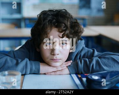 DATA DI USCITA: 22 ottobre 2023 TITOLO: The Teachers' Lounge aka Das Lehrerzimmer. STUDIO: Alamode Film. DIRETTORE: Ilker Catak. TRAMA: Quando uno dei suoi studenti è sospettato di furto, l'insegnante Carla Nowak decide di andare in fondo alla questione. Intrappolata tra i suoi ideali e il sistema scolastico, le conseguenze delle sue azioni minacciano di romperla. PROTAGONISTA: LEO STETTNISCH nel ruolo di Oskar. (Immagine di credito: © Alamode Film/Entertainment Pictures/ZUMAPRESS.com) SOLO PER USO EDITORIALE! Non per USO commerciale! Foto Stock