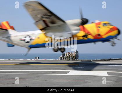 1008203885H-100 ATLANTIC OCEAN (20 agosto 2010) Landing signal officers a bordo della portaerei USS George H.W. Bush (CVN 77) guardano come un C-2A Greyhound assegnato al Fleet Logistics Support Squadron (VRC) 40 atterra. George H.W. Bush sta conducendo un addestramento nell'Oceano Atlantico. Marina Foto Stock