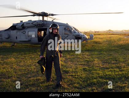 1001156247V-083 PORT-AU-PRINCE, Haiti (15 gennaio 2010) Rear Adm. Ted N. Branch, Commander, Carrier Strike Group 1 (CSG-1), esce da un elicottero Sea Hawk assegnato all'Helicopter Anti-Submarine Squadron (HS) 15 al suo arrivo ad Haiti 15 gennaio. La filiale di Rear Adm. Si imbarcò a bordo della USS Carl Vinson (CVN 70) arrivò il 15 gennaio, per fornire aiuti umanitari e assistenza d'emergenza in seguito al disastro sismico del 12 gennaio. Marina Foto Stock