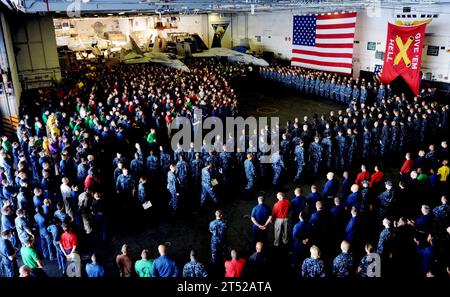 1012025361G-006 MAR MEDITERRANEO (2 dicembre 2010) marinai e Marines si riuniscono nella baia hangar a bordo della portaerei USS Harry S. Truman (CVN 75) per una cerimonia di promozione per 220 marinai. L'Harry S. Truman Carrier Strike Group è schierato a sostegno delle operazioni di sicurezza marittima e degli sforzi di cooperazione per la sicurezza del teatro nelle aree di responsabilità della 5th e 6th Fleet. Marina Foto Stock