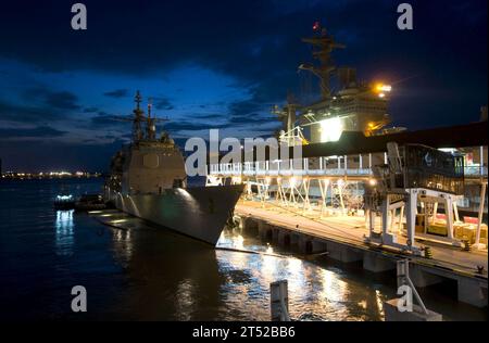 1101247488A-240 PORTO DI KLANG, Malesia (24 gennaio 2011) la portaerei classe Nimitz USS Carl Vinson (CVN 70) è ormeggiata a fianco dell'incrociatore missilistico guidato USS Bunker Hill (CG 52) a Port Klang in Malesia. Carl Vinson e Carrier Air Wing (CVW) 17 sono impegnati in un dispiegamento nell'area di responsabilità della 7th Fleet. Marina Foto Stock