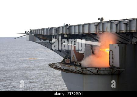 110927AU622-046 OCEANO ATLANTICO (27 settembre 2011) Un missile a telaio mobile (RAM) viene lanciato da un lanciatore durante un'esercitazione di fuoco vivo a bordo della portaerei USS Dwight D. Eisenhower (CVN 69). Dwight D. Eisenhower sta conducendo le qualifiche del vettore. Marina Foto Stock