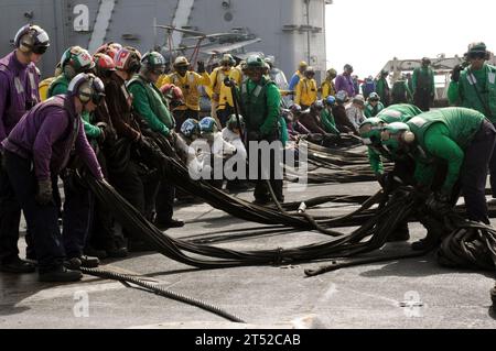 110805HM829-016 MAR ARABICO (5 agosto 2011) i marinai hanno impostato la barricata di emergenza durante le esercitazioni sul ponte di volo a bordo della portaerei USS George H.W. Bush (CVN 77). George H.W. Bush è schierato nell'area di responsabilità della 5th Fleet statunitense nel suo primo dispiegamento operativo che conduce operazioni di sicurezza marittima e missioni di supporto come parte delle operazioni Enduring Freedom e New Dawn. Marina Foto Stock