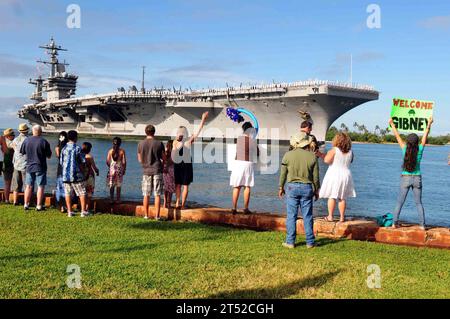 110607KT462-732 PEARL HARBOR (7 giugno 2011) i membri della famiglia e gli amici accolgono la portaerei classe Nimitz USS Carl Vinson (CVN 70) mentre arriva alla base congiunta Pearl Harbor-Hickam per una visita programmata al porto. Carl Vinson sta tornando a homeport a San Diego dopo sei mesi di dispiegamento nelle aree di responsabilità del Pacifico occidentale e del comando centrale degli Stati Uniti. Marina Foto Stock