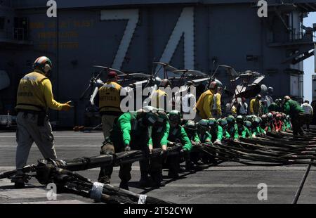 110528OY799-523 OCEANO PACIFICO (28 maggio 2011) i marinai prepararono la barricata durante le esercitazioni di coperta a bordo della portaerei della classe Nimitz USS John C. Stennis (CVN 74). John C. Stennis fa parte del John C. Stennis Carrier Strike Group e si sta preparando per una task force congiunta al largo della costa della California meridionale. Marina Foto Stock