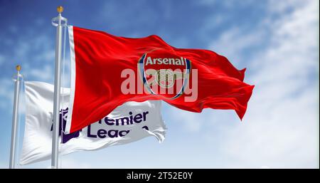 Londra, Regno Unito, 18 luglio 2023: Le bandiere dell'Arsenal Football Club e della Premier League sventolano in una giornata limpida. rendering illustrativo 3d editoriale. Increspato Foto Stock