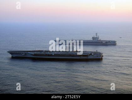 1008313885H-091 OCEANO ATLANTICO (31 agosto 2010) le portaerei USS George H.W. Bush (CVN 77) e USS Dwight D. Eisenhower (CVN 69) conducono un rifornimento verticale. George H.W. Bush sta subendo il suo primo rifornimento in corso con un'altra portaerei. Marina Foto Stock