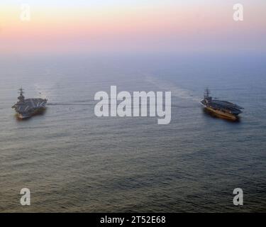 1008313885H-019 OCEANO ATLANTICO (31 agosto 2010) le portaerei USS George H.W. Bush (CVN 77) e USS Dwight D. Eisenhower (CVN 69) conducono un rifornimento verticale. George H.W. Bush sta subendo il suo primo rifornimento in corso con un'altra portaerei. Marina Foto Stock