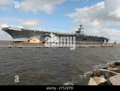 1002060486G-001 MAYPORT, Flav. (6 febbraio 2010) la portaerei USS Carl Vinson (CVN 70) transita nella St. Dal fiume Johns alla stazione navale di Mayport. Carl Vinson sta prendendo parte a Southern Seas 2010 come parte di un trasferimento programmato di homeport da Norfolk a San Diego. Marina Foto Stock