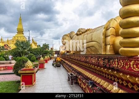 Statua gigante del Buddha sdraiato, Wat That Luang Tai, complesso di templi di Luang, Vientiane, Laos, Sud-Est asiatico, Asia Foto Stock