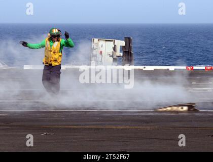 1006014236E-415 MARE DEL NORD ARABO (1 giugno 2010) Un marinaio segnala lo shuttle prima della catapultazione degli aeromobili dal ponte di volo della portaerei USS Dwight D. Eisenhower (CVN 69). L'Eisenhower Carrier Strike Group è schierato come parte di una rotazione in corso di forze schierate in avanti per supportare le operazioni di sicurezza marittima nell'area di responsabilità della 5th Fleet. Marina Foto Stock