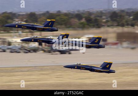 0703172788H-289 TUCSON, ARIZ. (17 MARZO 2007) - quattro F/A-18 Hornet dello U.S. Navy Flight Demonstration Squadron Blue Angels volano in formazione dopo il decollo alla Davis-Monthan Air Force base, Ariz., durante lo spettacolo aereo Aerospace and Arizona Days. U.S. Air Force Foto Stock