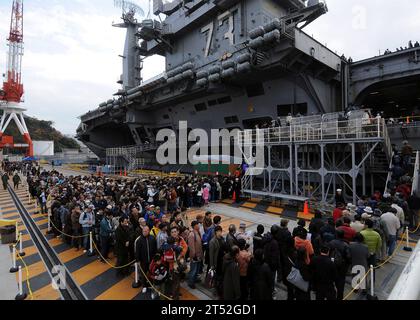 0912056233H-039 YOKOSUKA, Giappone (5 dicembre 2009) i cittadini giapponesi attendono in fila per visitare la portaerei USS George Washington (CVN 73) durante un open House presso la Fleet Activities Yokosuka. Più di 27.000 ospiti hanno visitato George Washington durante l'open House. Marina Foto Stock