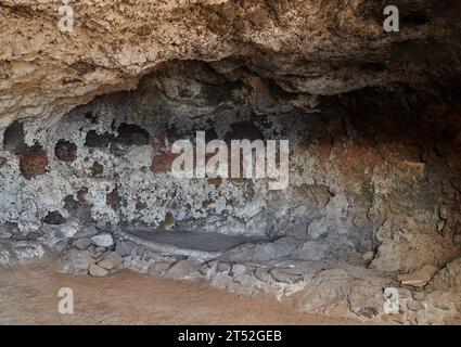 Vecchia grotta abbandonata e tunnel sotterraneo segreto formatosi da lava fusa e roccia ignea dopo un'eruzione vulcanica a Los Llanos, la Palma, Spagna Foto Stock